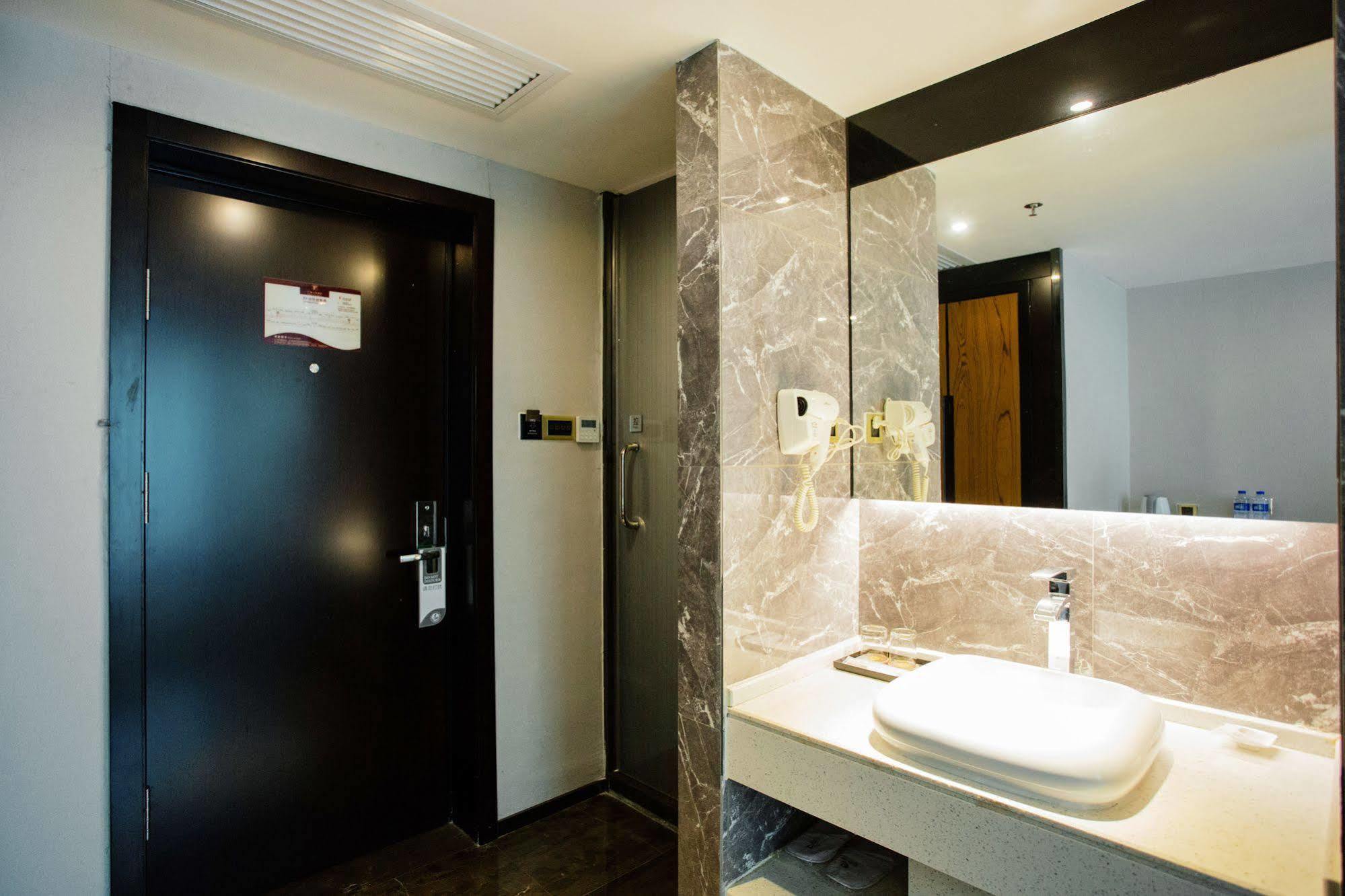 Insail Hotels Zhujiang New Town Jinan University Branch Cantão Exterior foto